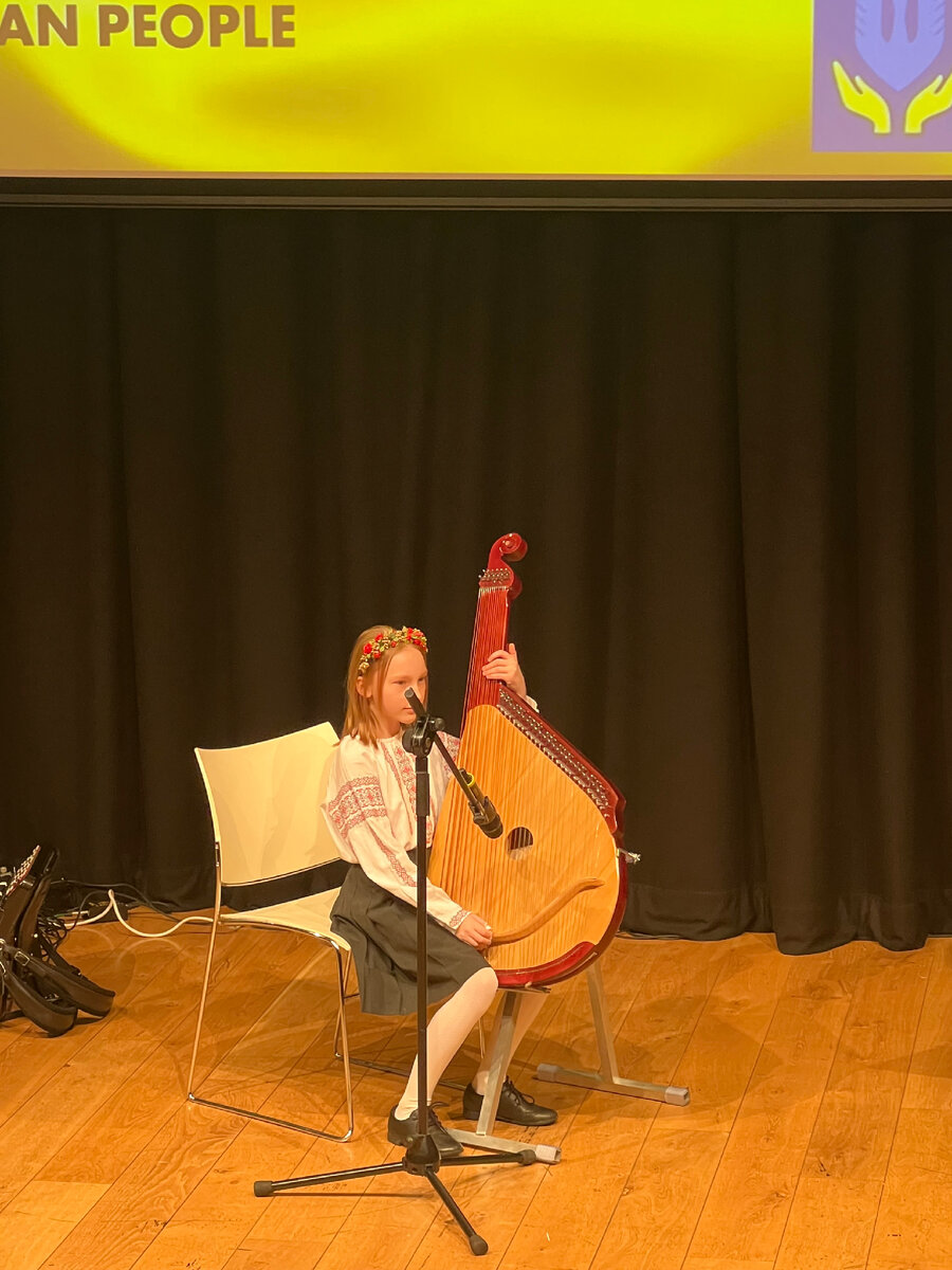 Девочка играет на бандуре. Фотография из личного архива. 