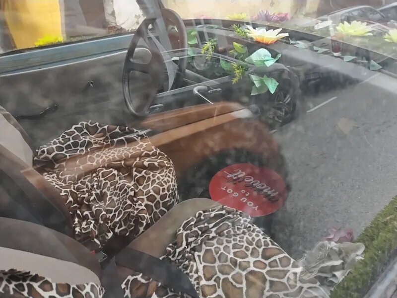    Внутри авто