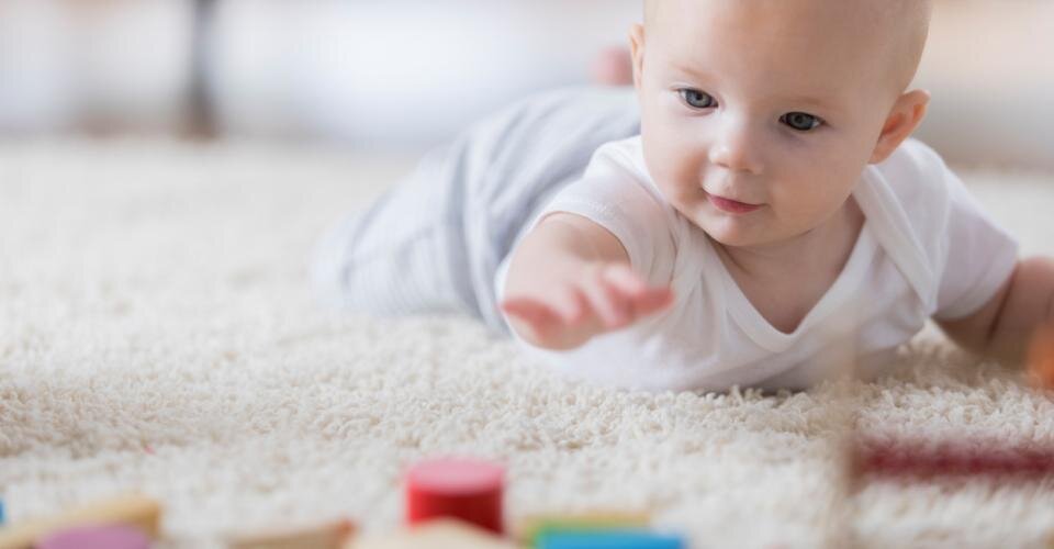 Ребенок держит голову