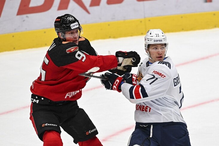 Супербитвы за первые места Запада и Востока на финише регулярки! Пары плей-офф КХЛ. LIVEВсё о развязке регулярного чемпионата и парах первого раунда Кубка Гагарина.Финиш регулярки – одно из самых лакомых блюд в КХЛ, особенно в последнее время, когда увеличилось количество матчей, а разного рода интриги живут до самого конца. И пускай с составом кубковых восьмёрок на Западе и Востоке уже почти всё понятно, но всё же невероятно интересно, какие пары сложатся в первом раунде.Турнирная таблица КХЛКому достанется чемпион последних двух сезонов ЦСКА, заходящий в новый розыгрыш Кубка Гагарина с нижнего посева? Кто выиграет Восток и полетит в Хабаровск? Или не полетит? Следим за развязкой регулярки КХЛ в нашей трансляции и составляем пары плей-офф каждый день в режиме онлайн.