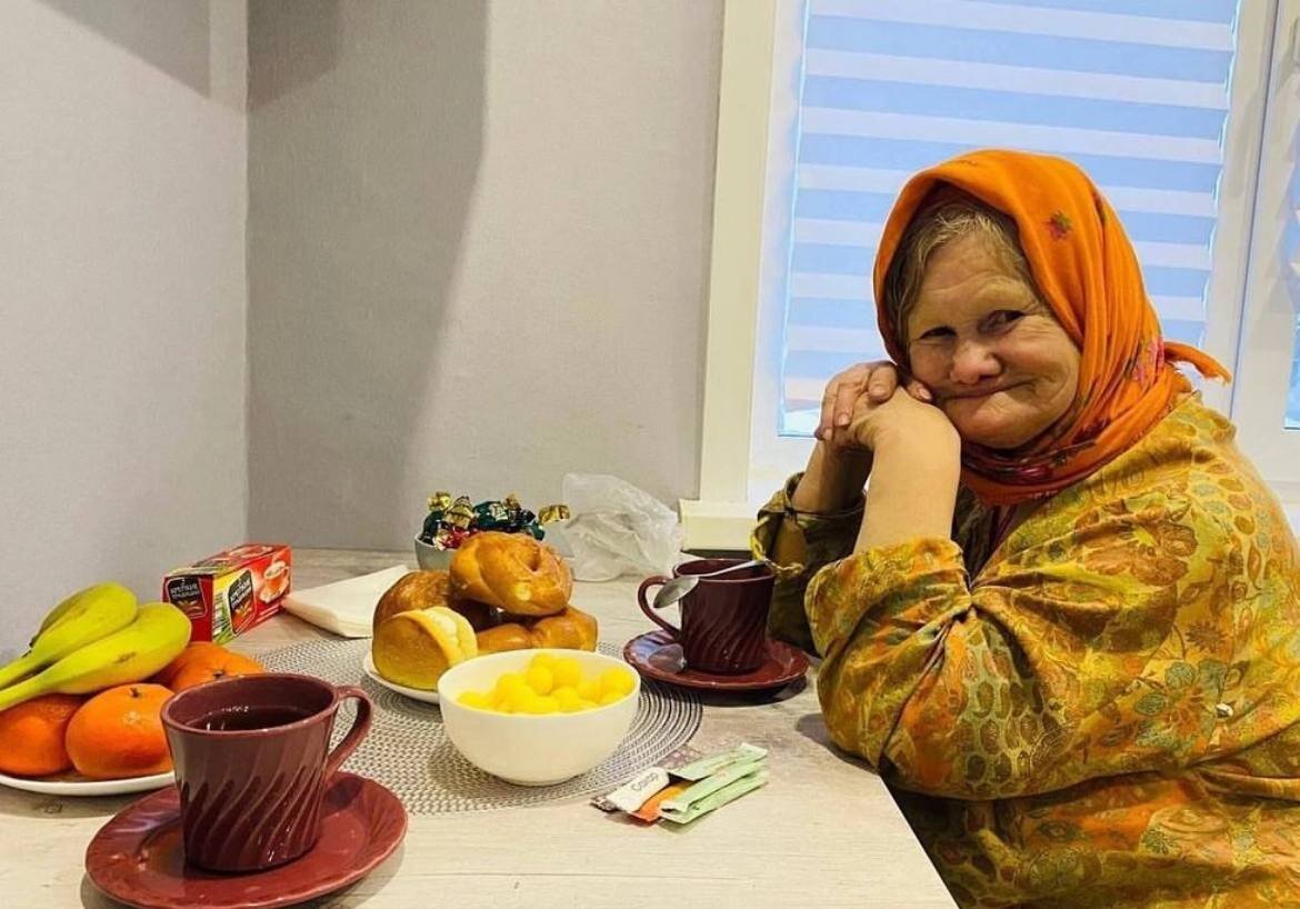 Фото: соцсети  Теперь бабуля переехала в новую светлую квартиру со всеми удобствами 