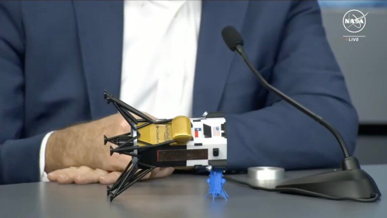 Крупный план модели лунного корабля ИМ-1 на боку, показывающий его вероятную ориентацию на поверхности. Фото: НАСА ТВ.