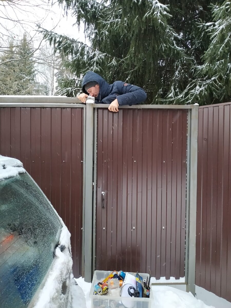Преодолитель Железных Ворот за секунду до падения в сугроб, раньше сфоткать у любимой не получилось – от смеха она не могла попасть в экран пальцем.