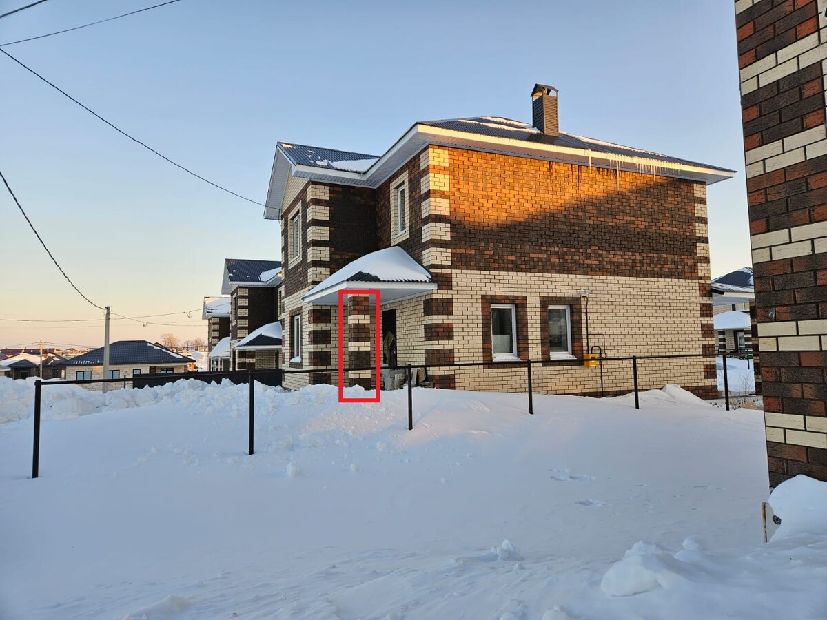 Красным выделена колонна, которая стоит на свае. Правда эта свая не соединена с основным фундаментом дома