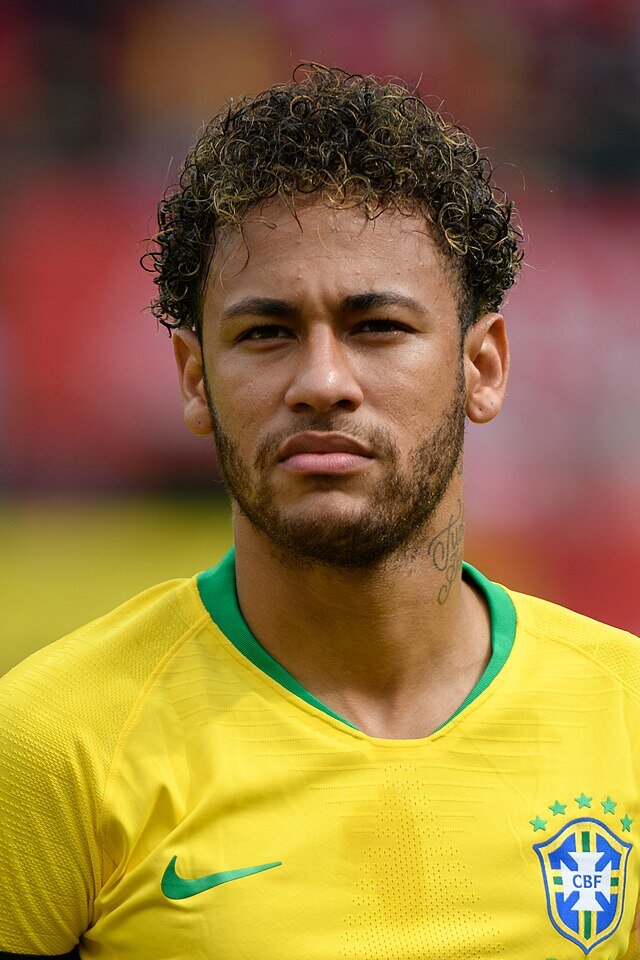 Неймар, полное имя Неймар да Силва Сантос Жуниор, является знаменитым бразильским футболистом. Он родился 5 февраля 1992 года в маленьком городке Моги-дас-Крузес в штате Сан-Паулу, Бразилия.