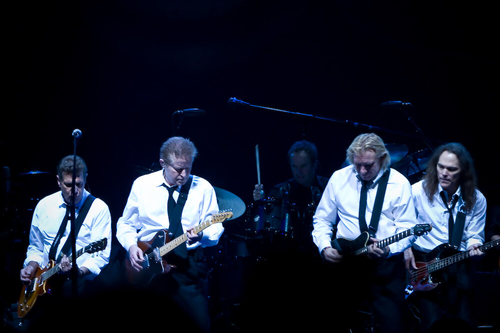  Знаменитая рок-группа Eagles известна своим неподражаемым звучанием, хармоническими мелодиями и хитами, которые останутся классикой навсегда.-2