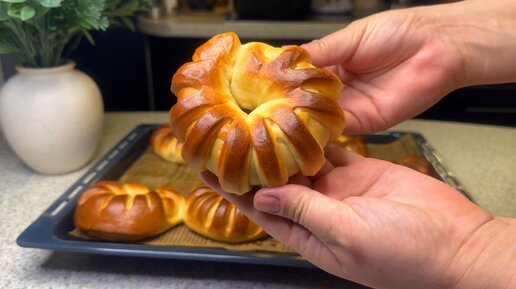 Сдобные булочки с вареной сгущенкой