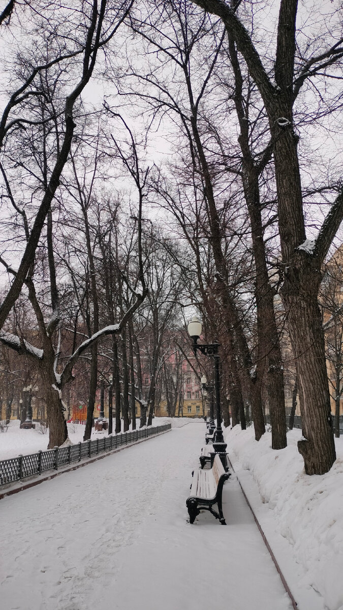 На Патриарших снова снег. Фото автора.