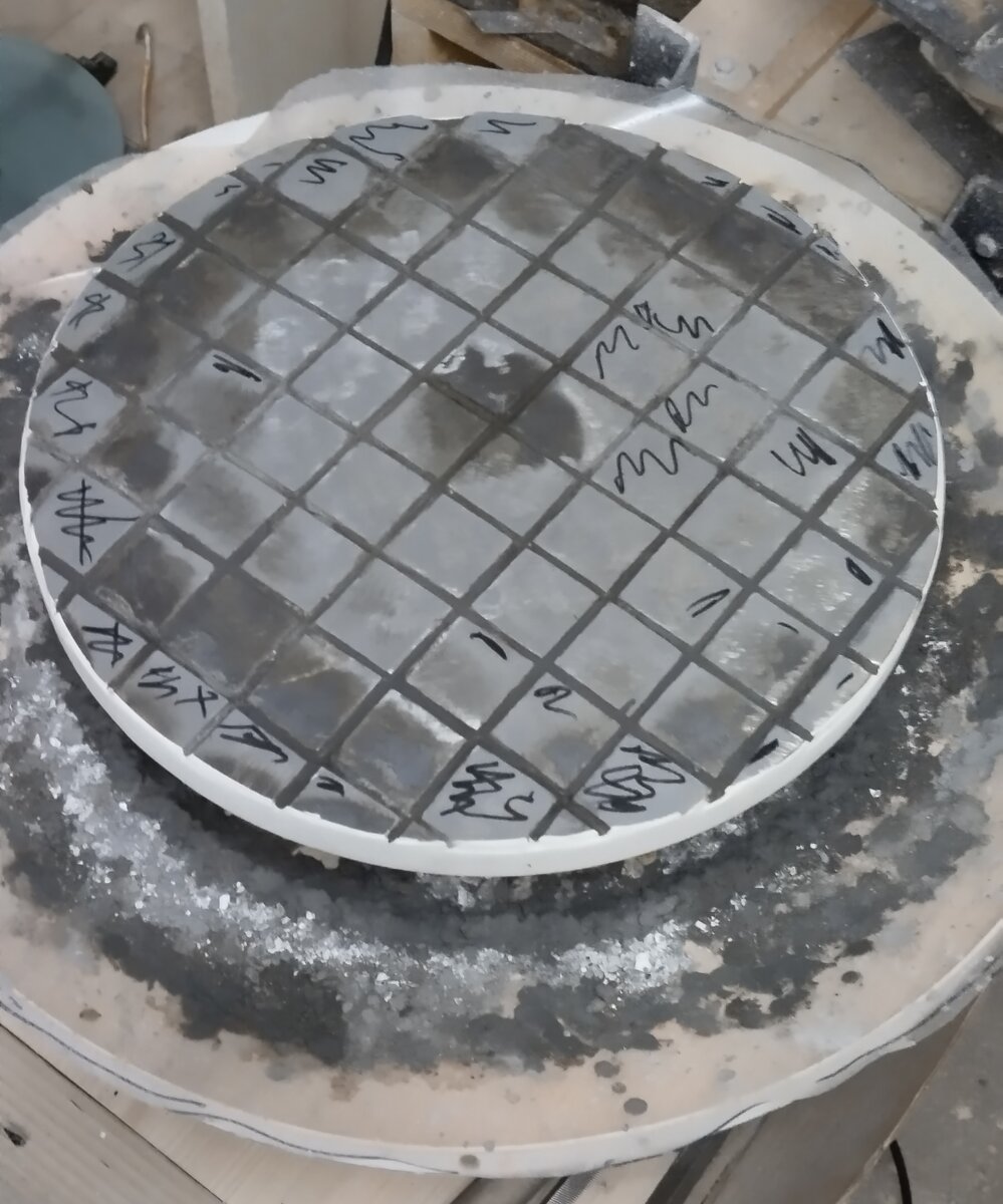 Шлифовальник с наклеенными стальными квадратиками.