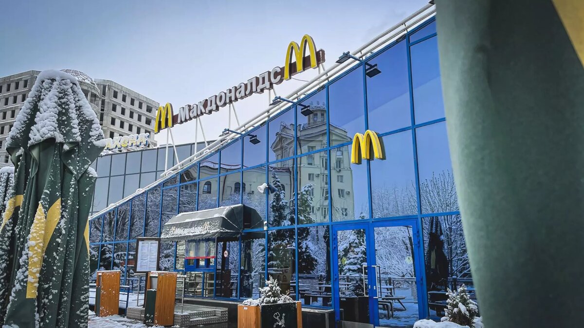     Предприимчивые волгоградцы массово распродают сувениры, игрушки и старую упаковку с символикой «Макдональдса». Такая ностальгия обойдется покупателям в кругленькую сумму.