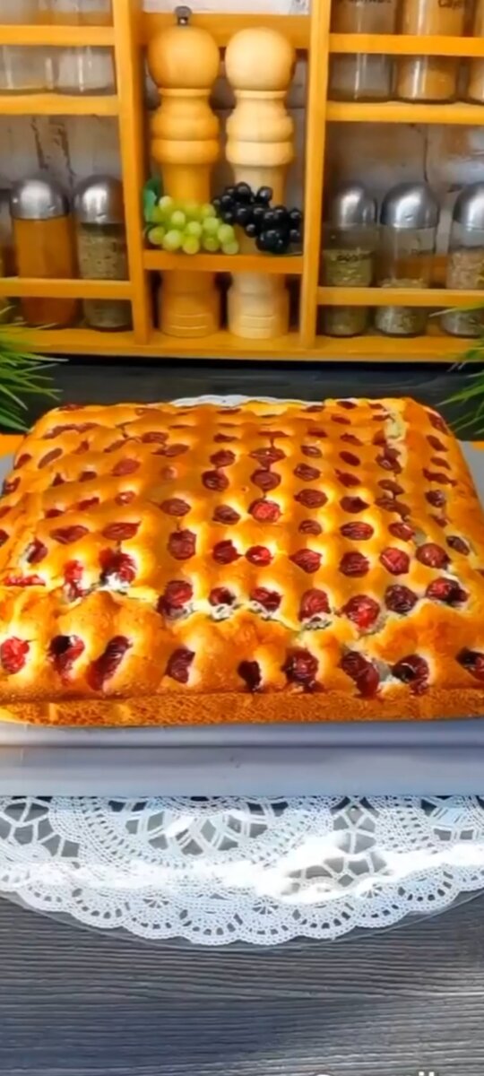 Невероятно вкусный и  очень простой в приготовлении вишнёвый пирог, приготовление теста у вас займёт всего 5 минут плюс выпечка. Рецепт из серии, когда хочется быстро и вкусно._______________🌺 200 мл молоко 🌺 200 г сахар 🌺 120 мл растительное масло 🌺 2 яйца🌺 Щепотка соли 🌺 2 чл ванильный сахар 🌺 +/- 220 - 240 г мука 🌺 Консервированная или свежая вишня 🔻В глубокую чашу добавляем молоко, сахар, ванильный сахар, щепотку соли, яйца, растительное масло, всё хорошо перемешиваем и Просееваем муку с разрыхлителем. 🔻Тесто выливаем в форму 25×20 см выкладываем вишню и Выпекаем при 180° 30 - 40 мин. Приятного Аппетита! Маленькая просьба, кто заберёт к себе рецепт в закладки📌 , оставьте любой смайл в комментариях. Хочу видеть тех, кому нравится то, что я делаю🙌🏽💫 Для меня это очень важно.Автор: нурли Мировая кухня 