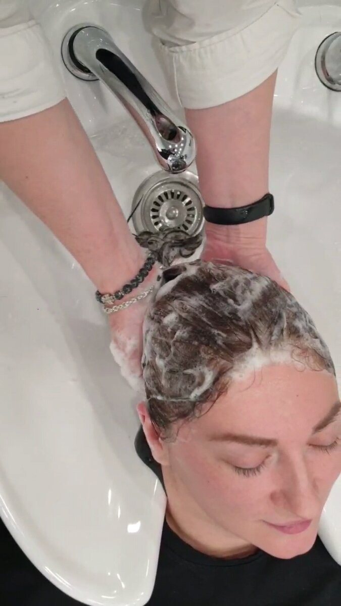 Первая процедура в салоне красоты- мытьё головы. г. Королёв