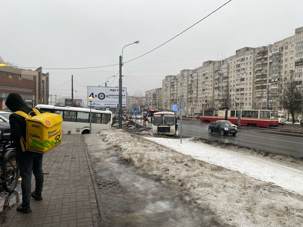 У метро «Озерки» водитель маршрутки сам пытался поставить на место  отлетевшее колесо | Мегаполис онлайн | Дзен