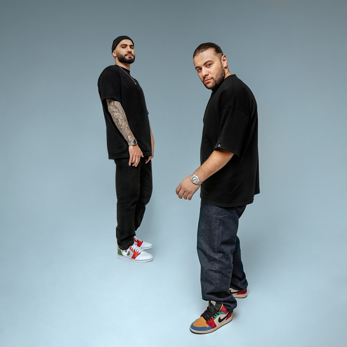 Популярные исполнители hammali & navai решили перейти на новый уровень и выпустить не просто ещё одну песню о любви, а представить её в минималистичной аранжировке, без использования электронных средств. Песня "Прятки" – это не дип-хаус, а значительно более классическая композиция, с пианино и акустической гитарой. В тексте дуэт признается, что не может найти замену единственной находящейся возле них девушке, и считает все остальные встречаемые ими тёлки – только холодными отношениями. В общем, азербайджанские артисты глубоко переживают ранний конец своих отношений. Просто послушайте! 
Эта лиричная песня завоевала сердца слушателей. Она стала неотъемлемой частью многих жизней. Весь текст пронизан нежной лирикой и глубинным смыслом, который заставляет задуматься о различных ситуациях в отношениях, происходящих в жизни.
