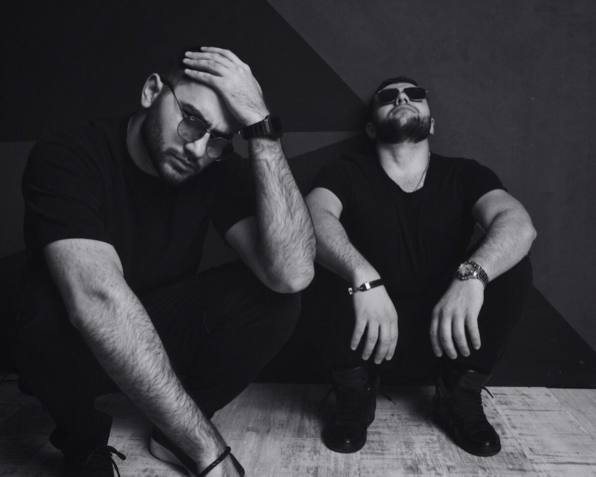 Песня "Прятки" – это своего рода вопль души. Музыкальная композиция строится с тем, чтобы рассказать о несчастных отношениях, которые уже завершились, но не могут быть забыты. Главный герой предлагает своей возлюбленной сыграть в прятки, но не так, как обычно, а по-особому. Он хочет, чтобы она спряталась, чтобы он больше не видел её. 
Мужчина не собирается её искать, потому что она – это прошлое, которое он хочет забыть и жить дальше, найти новую девушку, построить новые отношения, испытывать полное счастье. Однако он не может этого сделать, потому что девушка все ещё присутствует в его мыслях. Он все ещё сравнивает всех с ней, не может забыть. Глухая тоска по ушедшим временам – вот что передается через каждую строчку этой песни. Главный герой сравнивает свою любовь с зависимостью. Для него это словно очень сильный наркотик, от которого почти невозможно избавиться. Он оккупировал его мысли, не отпускает его почти никогда. Эти чувства приносят ему только боль и тоску, а его мир становится серым и мрачным. Даже розы, символ страсти и любви, несут только раны от шипов, порезы и новые занозы при прикосновении.

Конечно же, в песне есть и позитивные строки о том, что герой найдет себе новую девушку и она будет намного лучше. По настроению песни можно понять, что эти слова сказаны для утешения самого себя. Попытки избавиться от зависимости безуспешны.

Музыкальная композиция "Прятки" оставила мало кого равнодушным. В ней скрыт глубокий смысл, который заставляет задуматься. Да, каждый может понимать песню по-своему, но она все равно цепляет. Автор смог задеть душу своих слушателей, и это очень ценно. Именно поэтому песня "Прятки" быстро набрала популярность и до сих пор нравится многим. Если вы ещё не слушали её, обязательно сделайте это.
