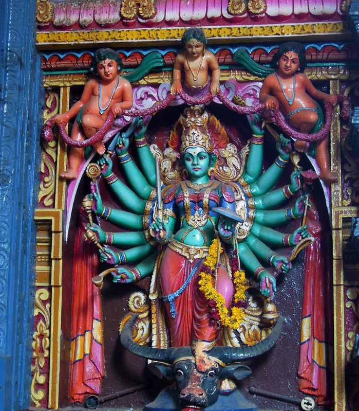 Одна из панелей храма Аттукал Бхагавати, изображающая Дургу, убивающую демона-буйвола Махишасуру. Фото: magikindia.com