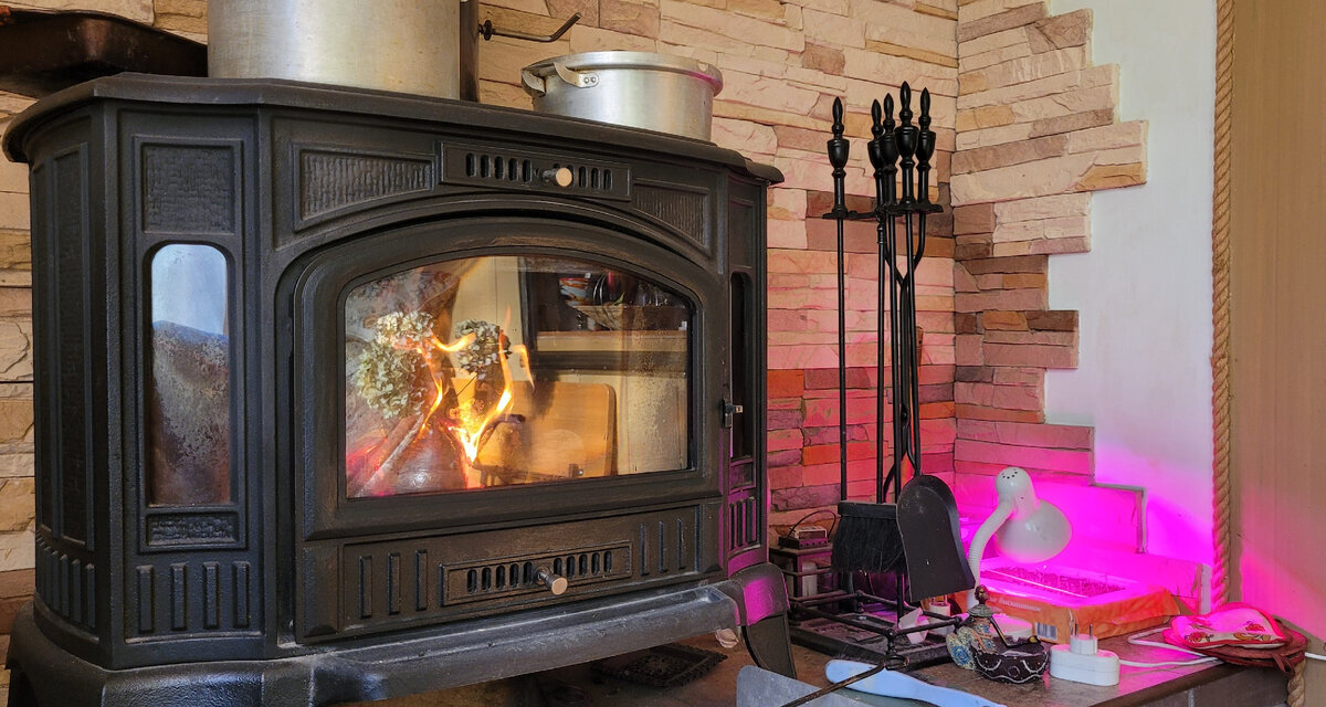 Камин и рассада под специальной лампой