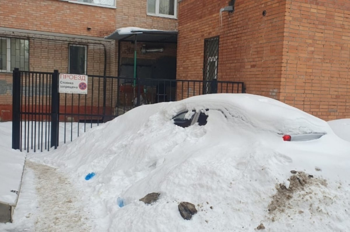 В Рязани рядом с детской поликлиникой уже год стоит машина без номеров |  АиФ-Рязань | Дзен