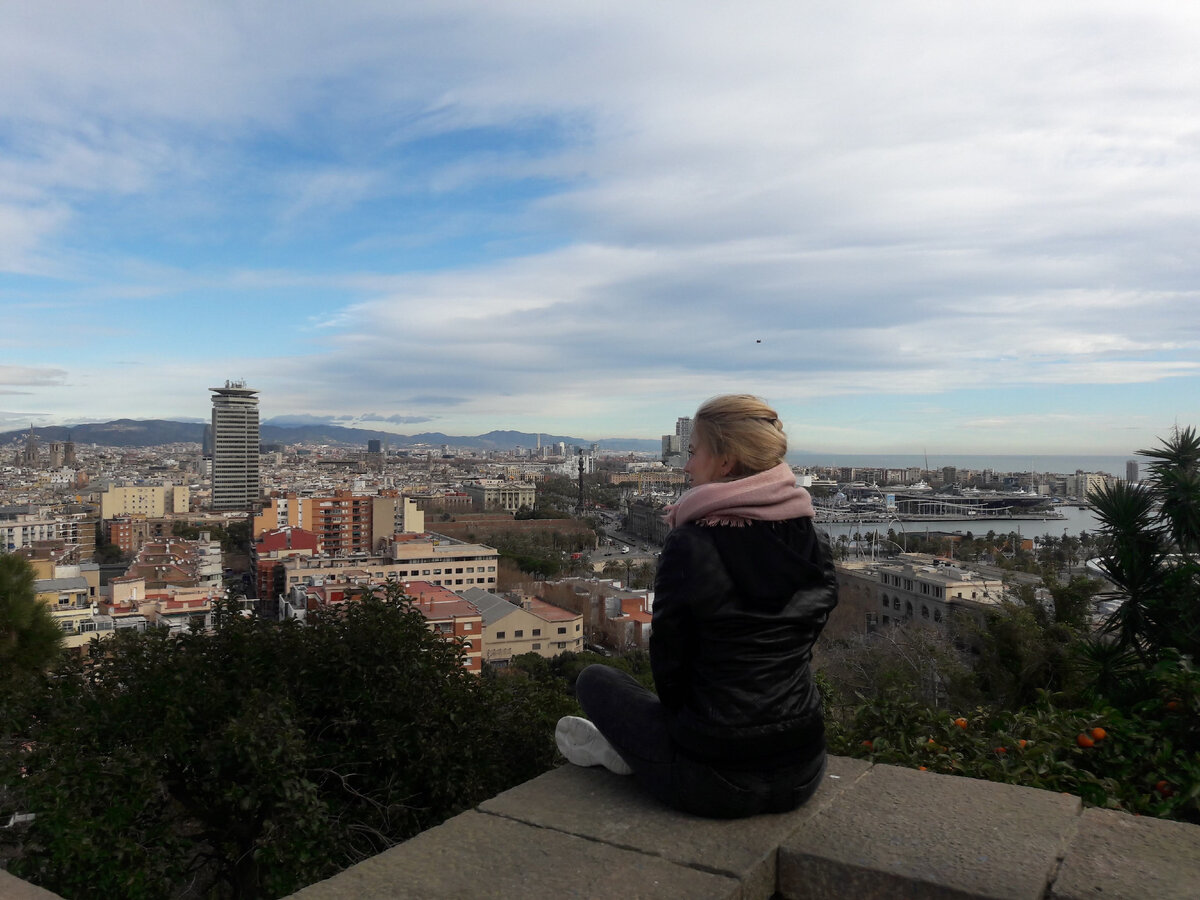 Настроение - уехать в путешествие. До рождения дочери зимой-весной (в каникулы, иными словами) я всегда куда-то уезжала. Это вот 5 лет назад я в Барселону летала с сестрой. 