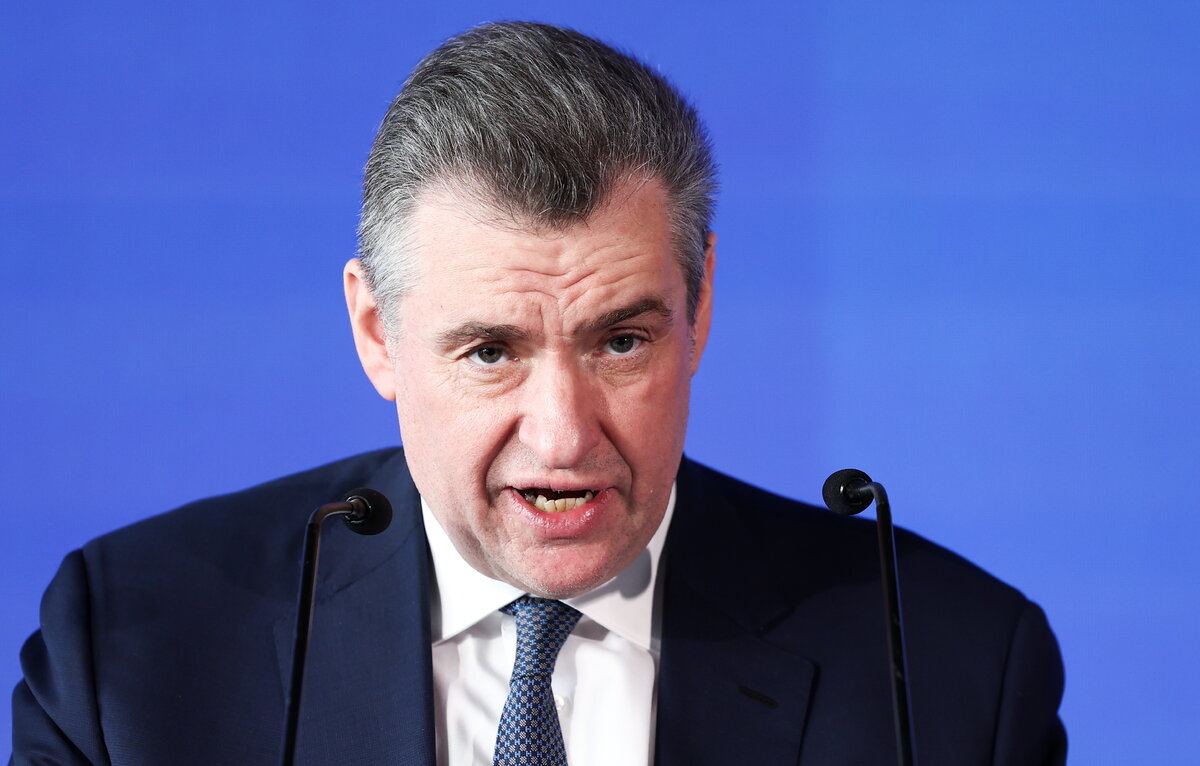 нисколько не ничуть не вовсе не. недалеко от дома растет дуб на душе не весело а очень. нисколько не плохо. не кошенная трава. нисколько не плохо.