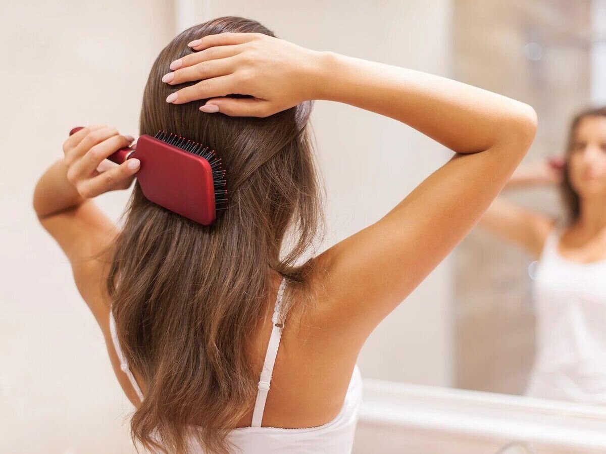    Девушка расчесывает волосы © Фото : Freepik/gpointstudio