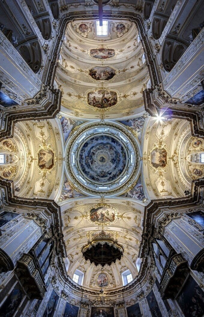 Итальянский фотограф Danilo Pavone (если я правильно понял, то он сицилиец) снял красивую и техническую правильную серию фото росписей потолков в итальянских соборах в городах Бергамо и Ачиреале.
