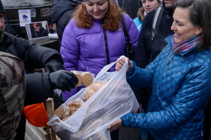 Нуланд и ее печеньки, за которые Украина расплачивается до сих пор (фото с сайта vsenovosty.mediasalt.ru)