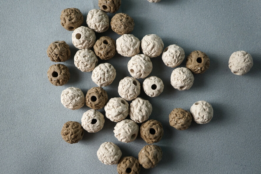 Высушенные бусины перед обжигом.