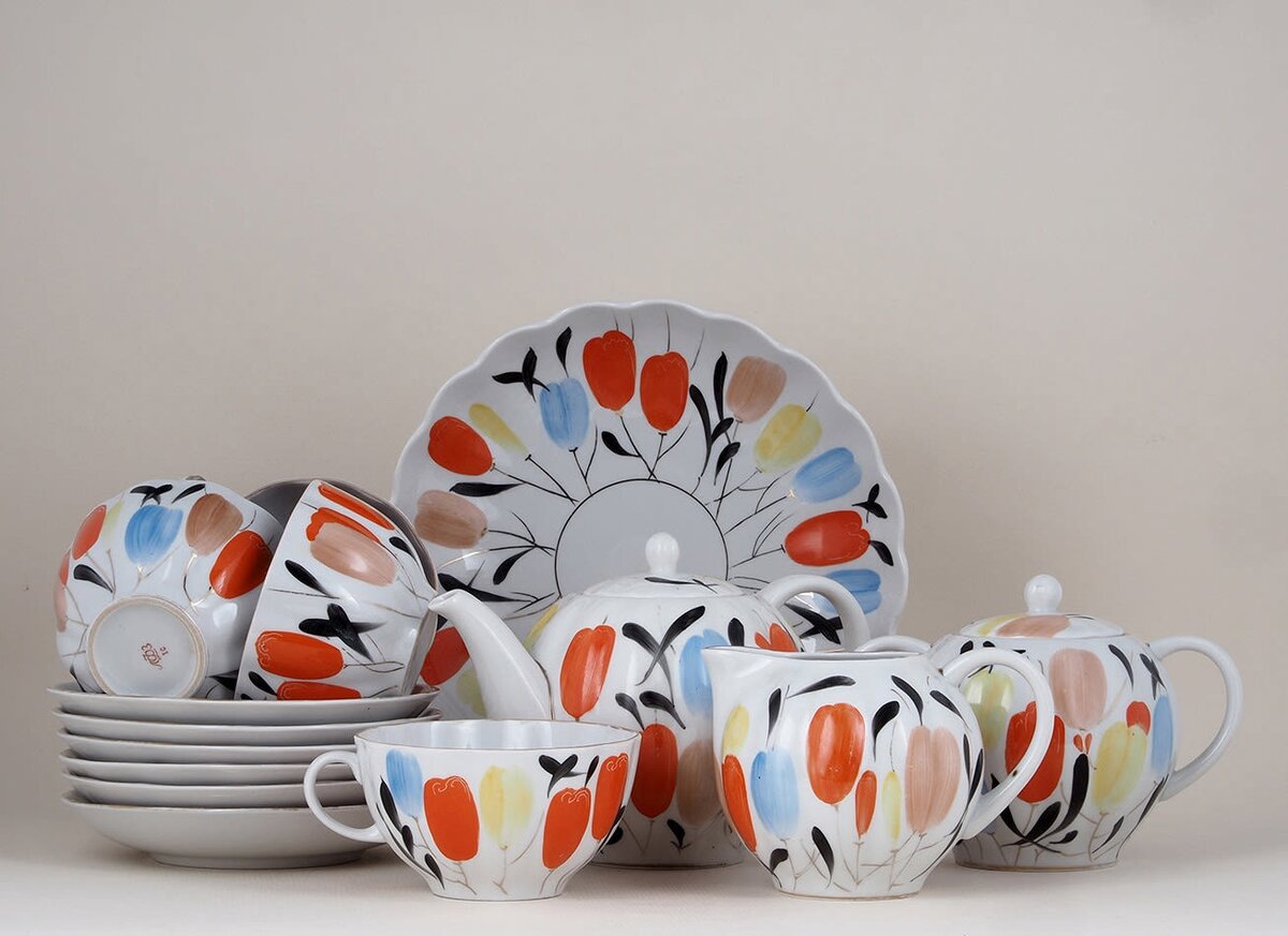 Сервиз "Тюльпаны". 1961. Роспись Григорьевой Л.И. Общий вид.