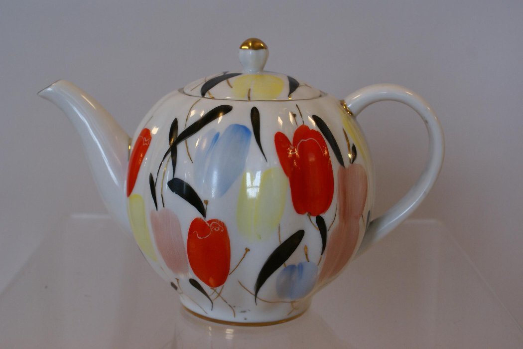 Чайник с крышкой из сервиза "Тюльпаны". 1961.  Автор формы Яковлева С.Е., автор росписи Григорьева Л.И. Роспись надглазурная полихромная, фарфор, позолота. Федеральное государственное бюджетное учреждение культуры "Государственный Эрмитаж".