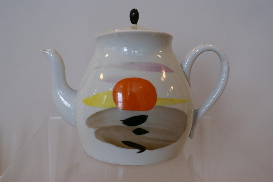 Чайник с крышкой из сервиза "Утро". 1961. Автор формы Криммер Э.М.., автор росписи Григорьева Л.И. Фарфор, роспись надглазурная полихромная. Федеральное государственное бюджетное учреждение культуры "Государственный Эрмитаж". Листайте галерею вправо.