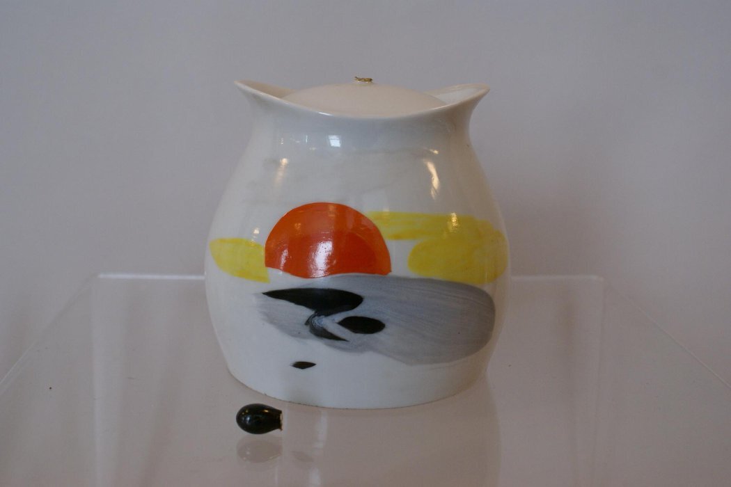 Чайник с крышкой из сервиза "Утро". 1961. Автор формы Криммер Э.М.., автор росписи Григорьева Л.И. Фарфор, роспись надглазурная полихромная. Федеральное государственное бюджетное учреждение культуры "Государственный Эрмитаж". Сервиз, очевидно, б\у (отбит хват у крышки). Но и другие предметы рострадали. Листайте галерею вправо.