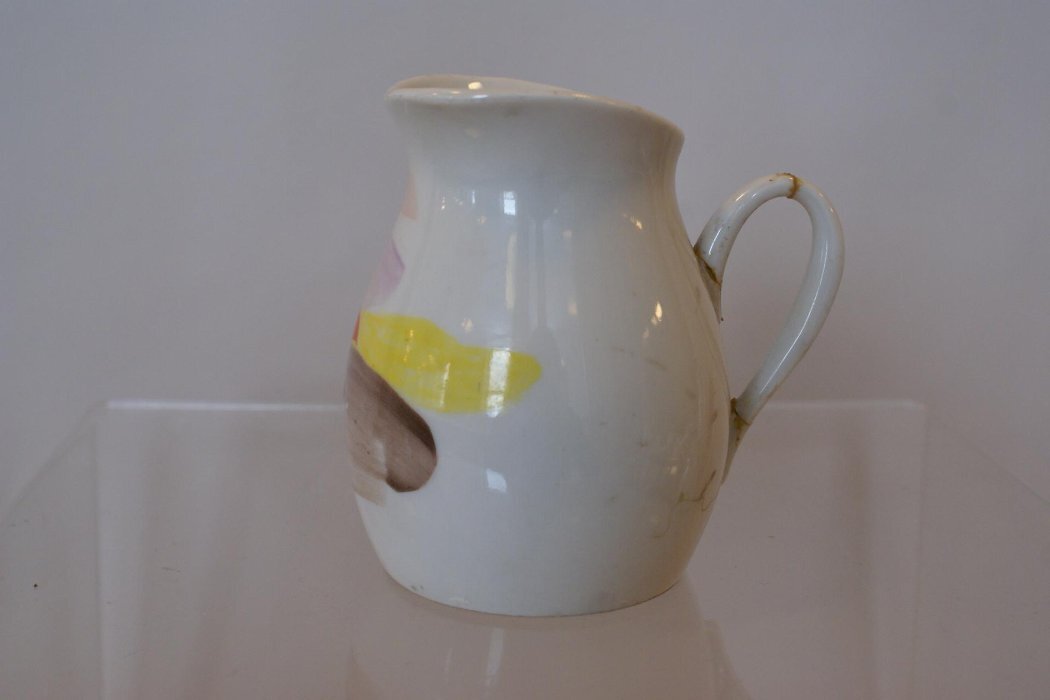 Сливочник из сервиза "Утро". 1961. Автор формы Криммер Э.М.., автор росписи Григорьева Л.И. Фарфор, роспись надглазурная полихромная. Федеральное государственное бюджетное учреждение культуры "Государственный Эрмитаж".Здесь уже сливочник лишился крышки. На "старой" "Купаве" у сливочника была крышка с весёлым хватом-петелькой, и по форме он приближался к сахарнице сервиза. Видно, что Криммера заставили переделать сливочник, и отнёсся к такому странному на его взгляд требованию спустя рукава.