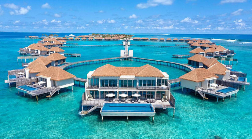 Любимое убежище знаменитостей Болливуда, наш список не будет полным, если не упомянуть Мальдивы. Этот чрезвычайно привлекательный архипелаг занимает первое место в списке лучших островов для туризма. Яркая береговая линия, кристально чистая вода, роскошные курорты, первоклассные удобства, экзотические места, множество интересных мероприятий, тропическая атмосфера, невероятные кулинарные изыски-на Мальдивах есть безграничные возможности.   