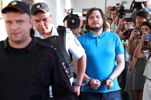 большая голова маленькое тело. худые девушки. мужчина с подушкой. дети позируют в кровати. кот валяется.