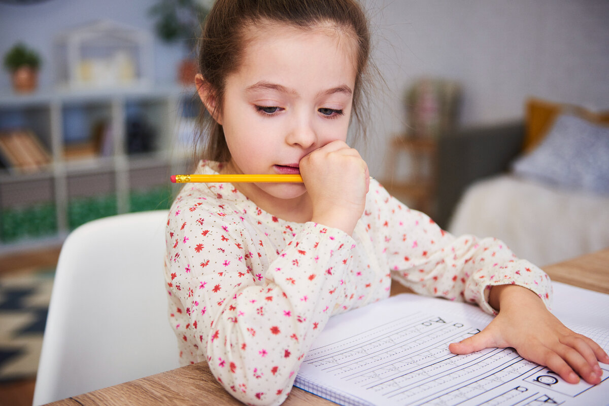 Изображение от Freepik: "Как научить ребенка писать?"