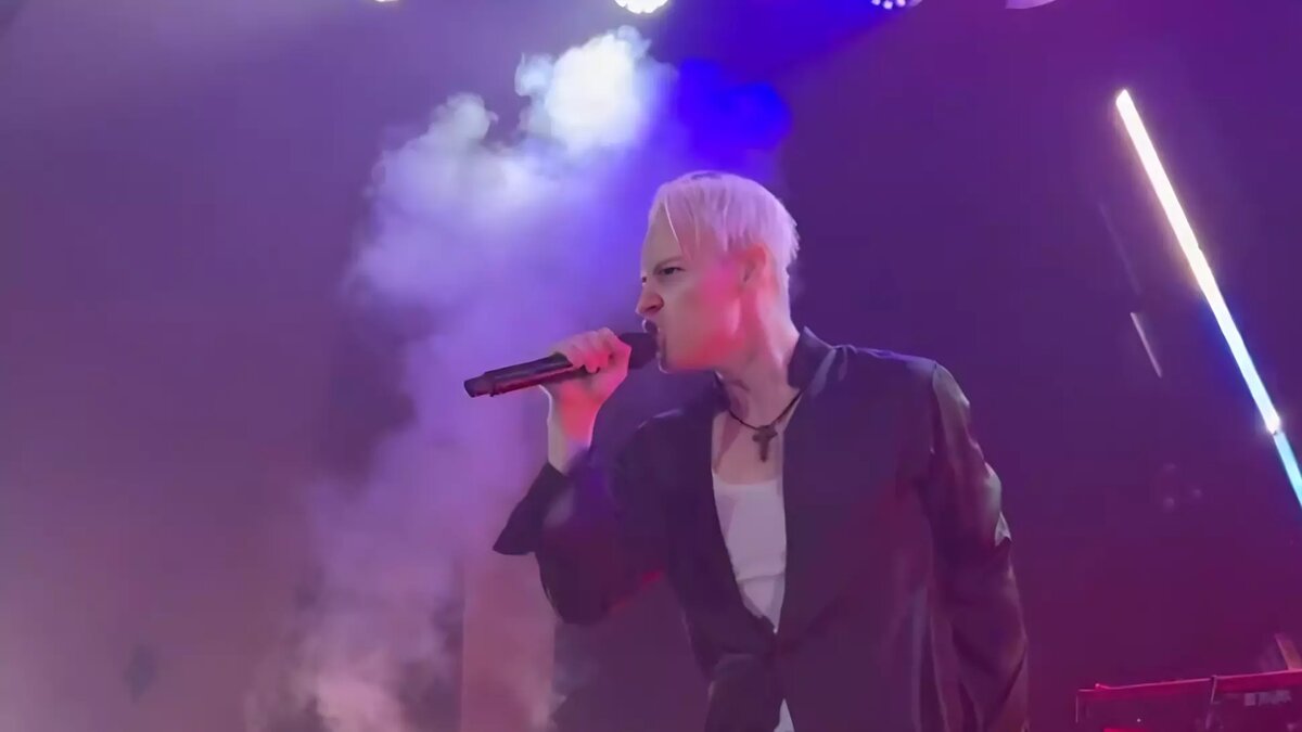     В Красноярске 24 февраля прошел концерт Шамана — это второе выступление артиста в городе. Показываем и рассказываем, как это было.