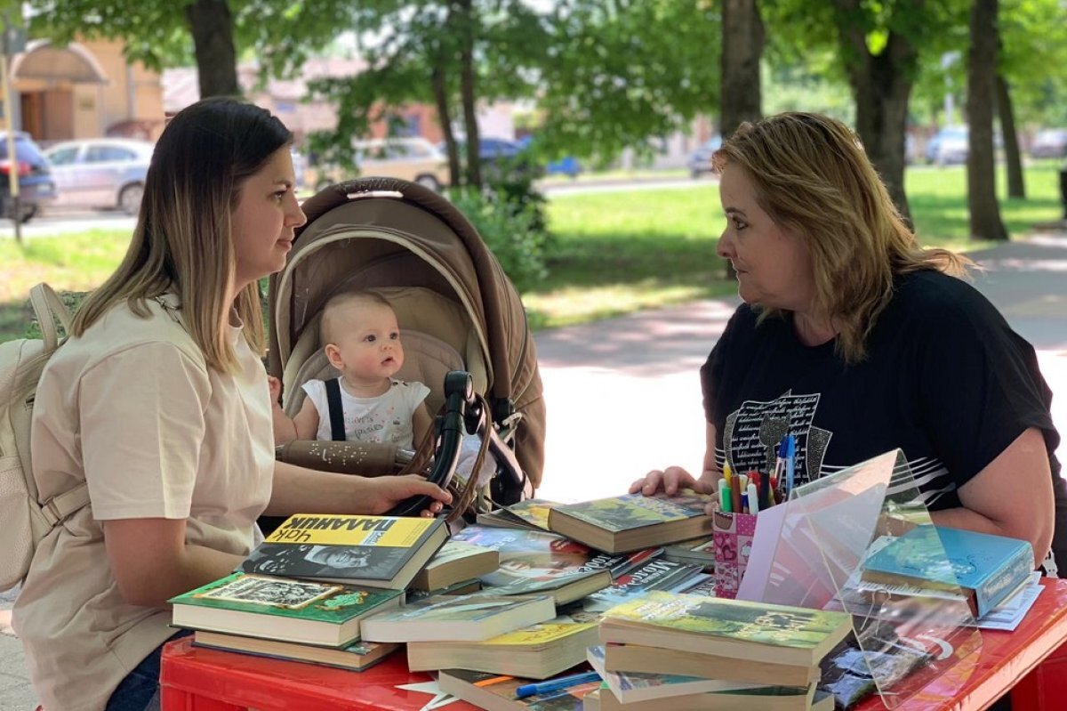    Родителям стоит вспомнить, что сами они росли на книжках, а не гаджетах.