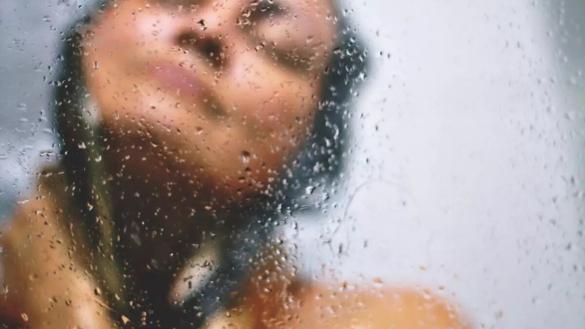     Перхоть является ответной реакцией организма на целый ряд причин, сообщил RostovGazeta мастер и директор барбершопа Иван Еременко.