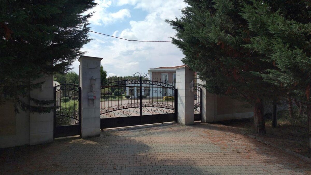 Вид на дом до того, как ворота стали глухими. Фото https://sehirharitasi.ibb.gov.tr/