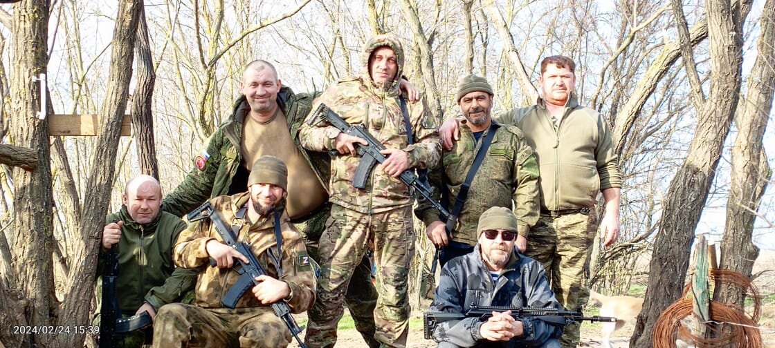 Я в центре, со своими боевыми товарищами. Фото публикуется с их разрешения.
