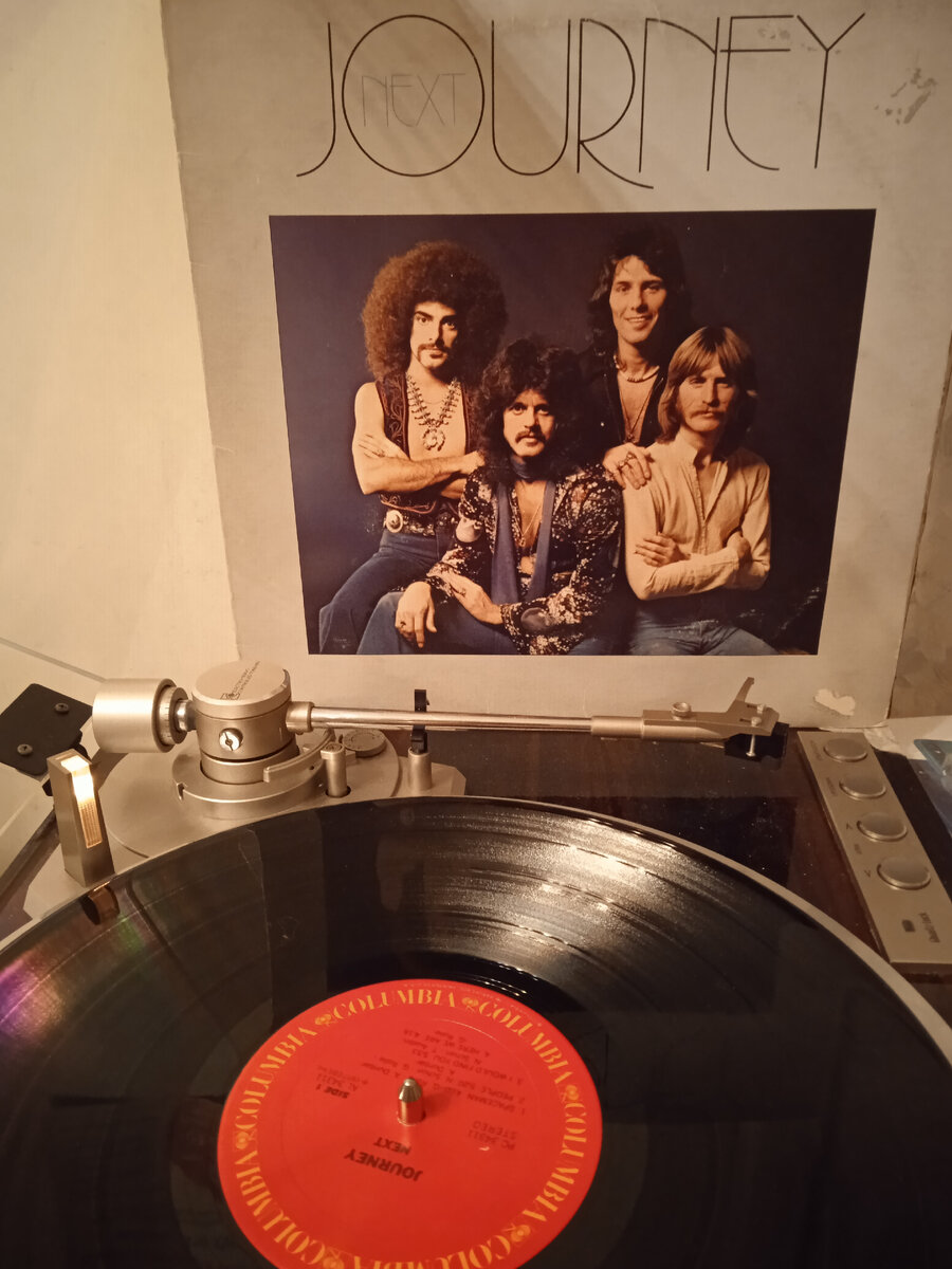 Состав Journey на 1977 год. Слева-направо: Нил Шон (гитара, вокал), Грег Ролли (клавишные, вокал), Эйнсли Данбар (ударные), Росс Вэлори (бас).