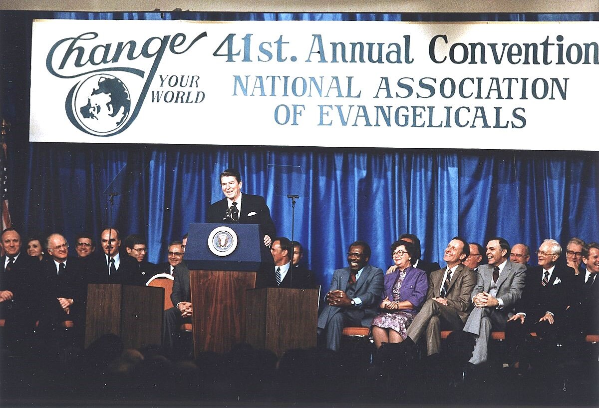 Фотография № 3.1. Речь 40-го президента США Рональда Рейгана перед Национальной ассоциацией евангелистов во Флориде 8 марта 1983 года. В тот день и в этом зале прозвучала фраза "империя зла", которая стала термином-определением СССР и РФ на несколько десятилетий.