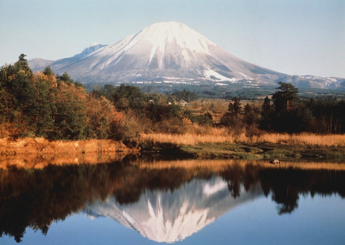Гора Дайсен (Тоттори): Гора Дайсен выглядит совершенно по-разному в зависимости от того, с какой стороны горы на нее смотреть. Вулканическая гора высотой 1709 метров считалась священной со времен древних эпох Дзёмон и Яёй. Из-за своей важности, скалолазание было строго запрещено до периода Эдо около 200 лет назад. Mt. Daisen (Tottori)   