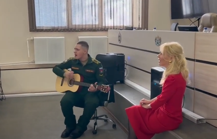 самые нужные люди живут далеко. видеокамера большой. удачные кадры смешные. интересные ситуации смешные. самое нужное видео.