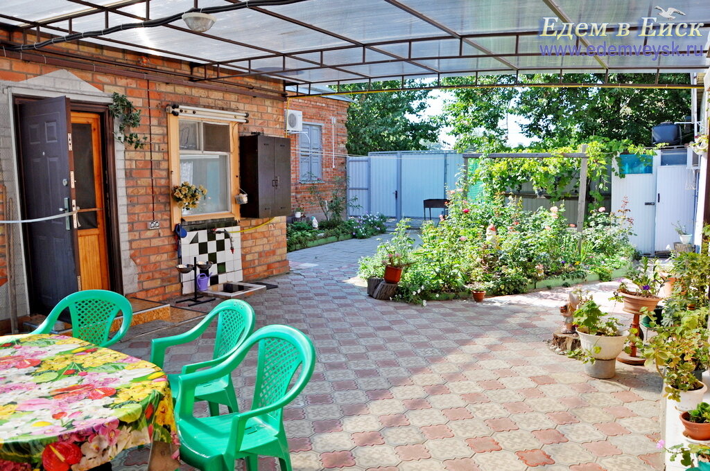 Аттракционы ейск краснодарская. Ейск пляжная 2. Краснодарский край ейск аттракционов ейский. Кафе на территории фото. Турбаза прибой ейск.