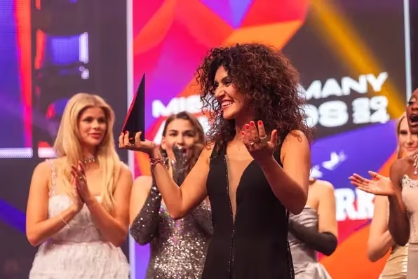 Такая старенькая «мисс» стоит на сцене вскоре после своего избрания и держит награду в руке. 
Источник: Филипп фон Дитфурт/dpa.