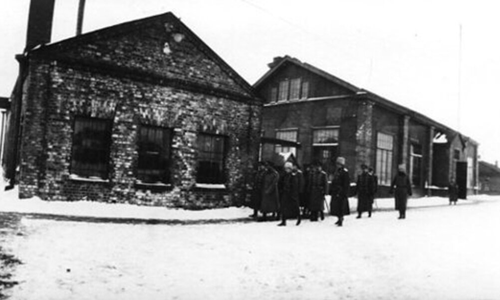 Император Николай II, посетивший новую радиостанцию в Царском селе, во время обхода помещений радиостанции. 1915. Источник: https://vk.com/wall-121560976_33683