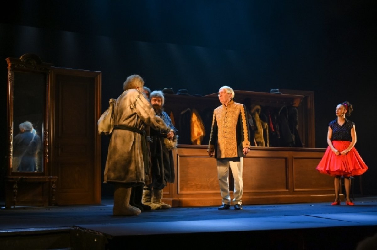    Танечка поможет ходокам, а камердинер - ей самой.