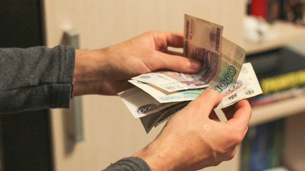     Мужчину заметили при попытке вытащить деньги прямо из кармана куртки и поймали за руку, но ему удалось ненадолго скрыться.